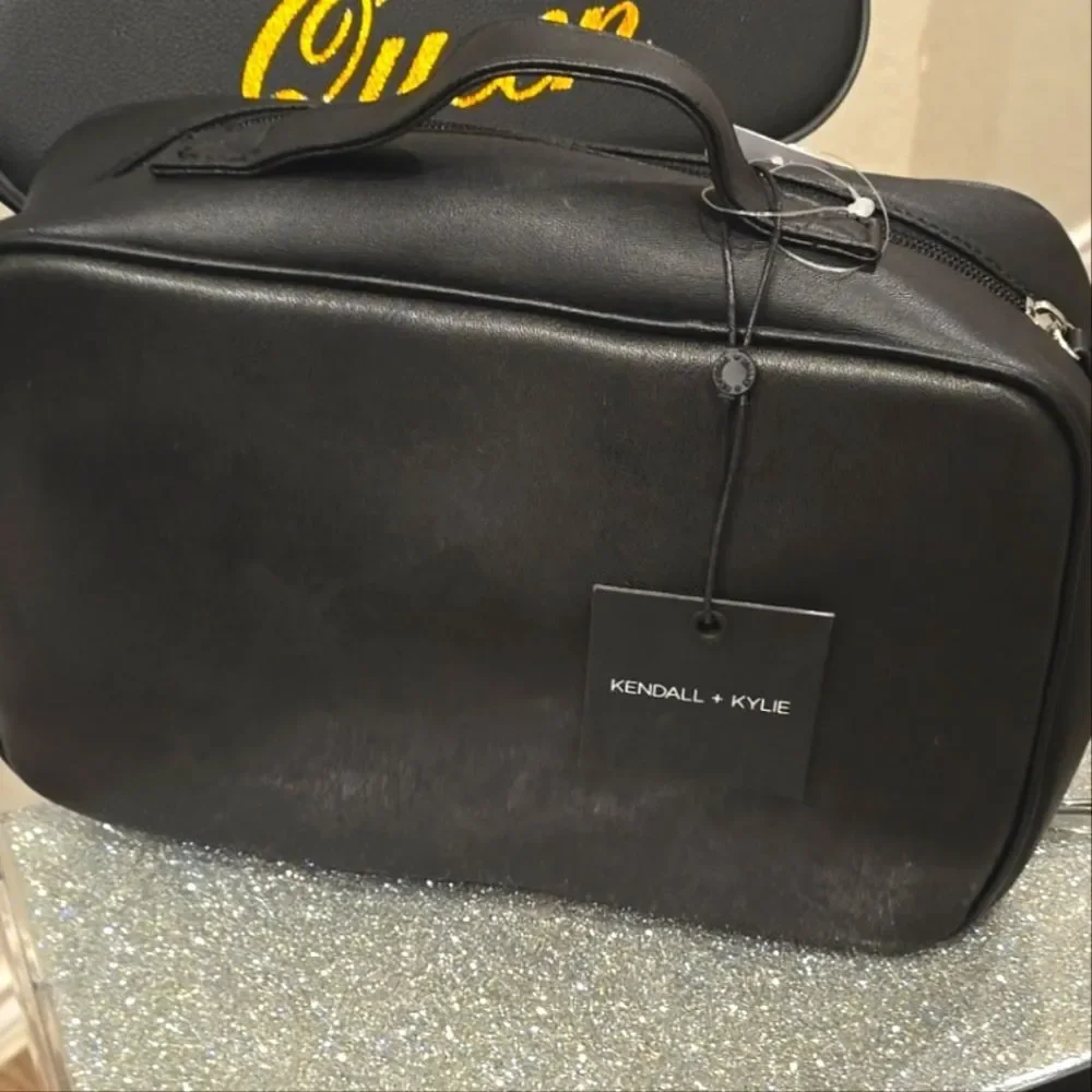 Kendall & Kylie Logo‎ Quilted Hanging Travel Cosmetic Bag
